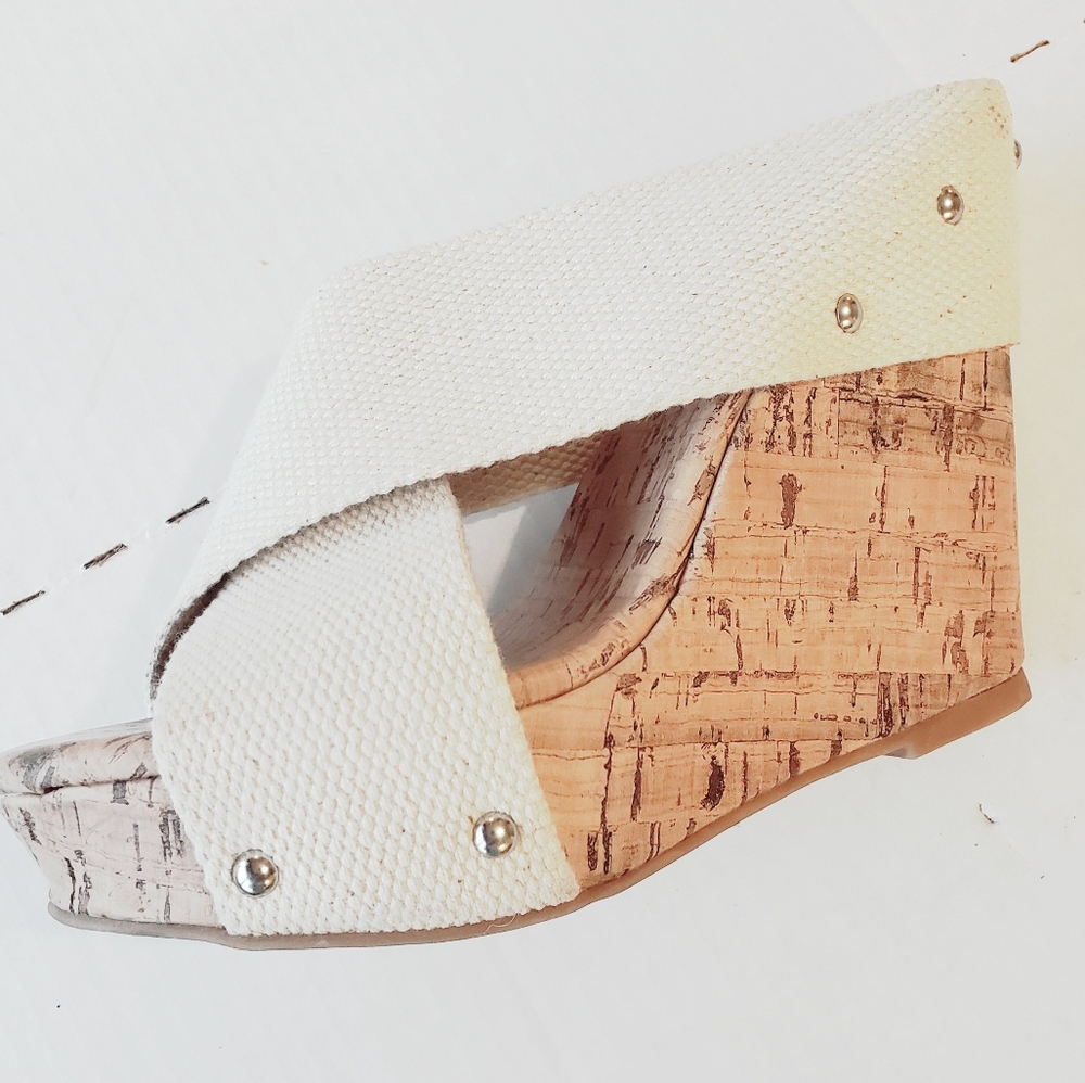 New! MoMo Wedge